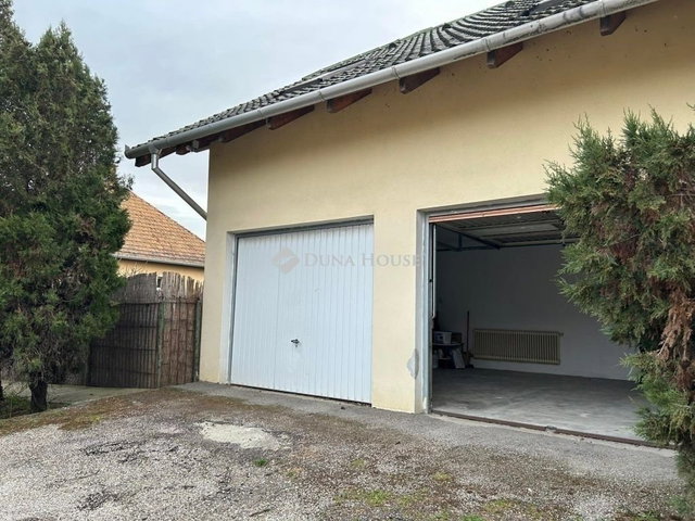 Eladó családi ház, Vecsésen 145 M Ft, 9 szobás