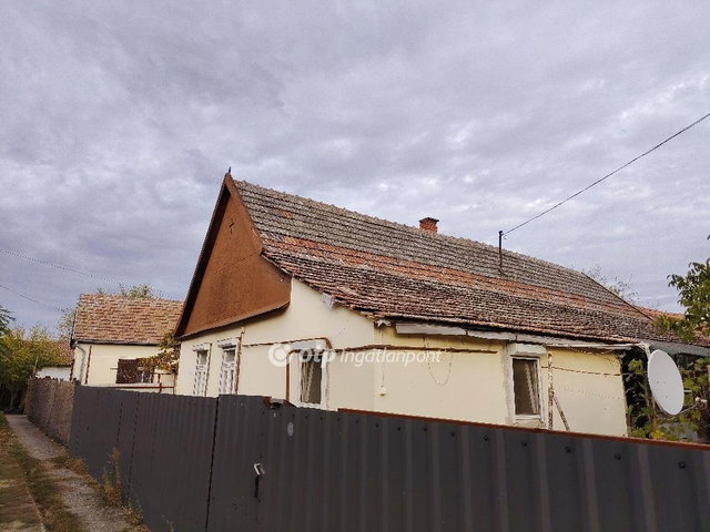 Eladó családi ház, Zagyvarékason 11 M Ft, 2 szobás