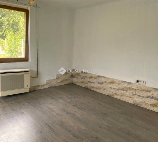 Eladó családi ház, Tasson 22 M Ft, 2 szobás
