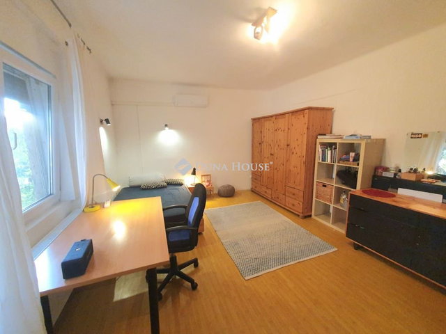 Eladó családi ház, Pécsett, Losonc utcában 134 M Ft, 8 szobás