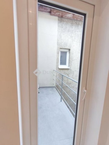 Eladó téglalakás, Pécsett 94 M Ft, 4 szobás