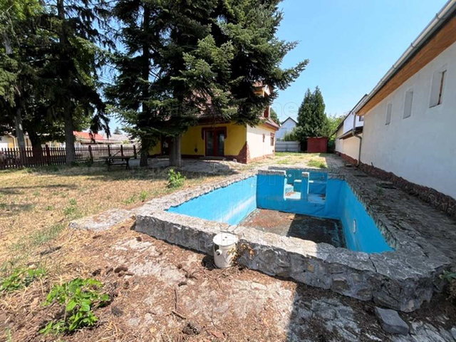 Eladó családi ház, Balatonbogláron 99.9 M Ft, 6+2 szobás