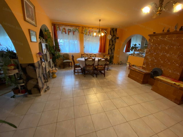 Eladó családi ház, Siófokon 95 M Ft, 6 szobás