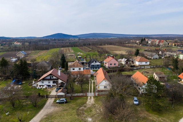 Eladó családi ház, Pázmándon 61.9 M Ft, 4 szobás