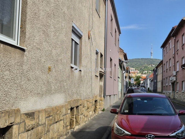 Eladó téglalakás, Pécsett 99 M Ft, 3 szobás