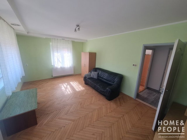 Eladó téglalakás, Szegeden 83 M Ft, 4 szobás