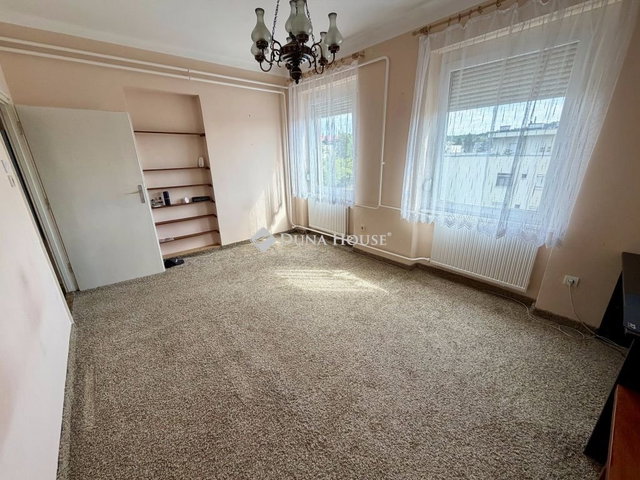 Eladó téglalakás, Komlón 22.99 M Ft, 2 szobás