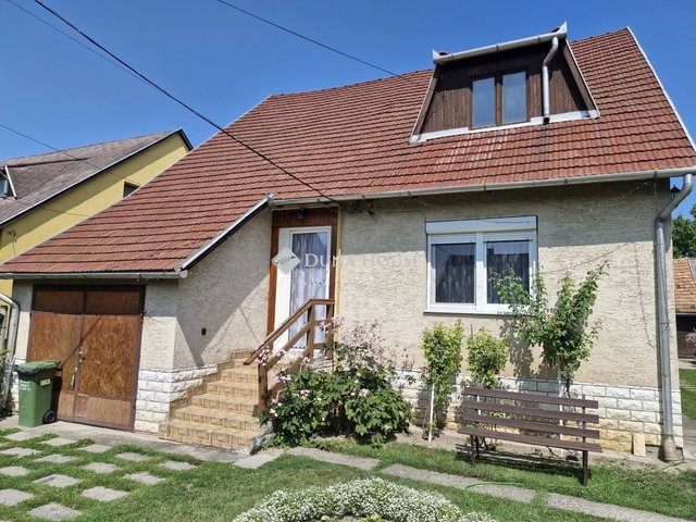 Eladó családi ház, Komáromban 84.9 M Ft, 3 szobás