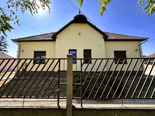 Eladó családi ház, Gyulán 160 M Ft, 4 szobás