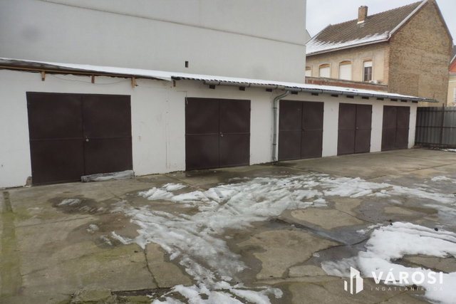 Eladó családi ház, Szegeden 160 M Ft, 8 szobás