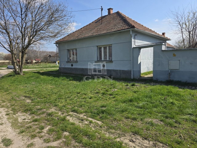 Eladó családi ház, Madarason 8.9 M Ft, 3 szobás