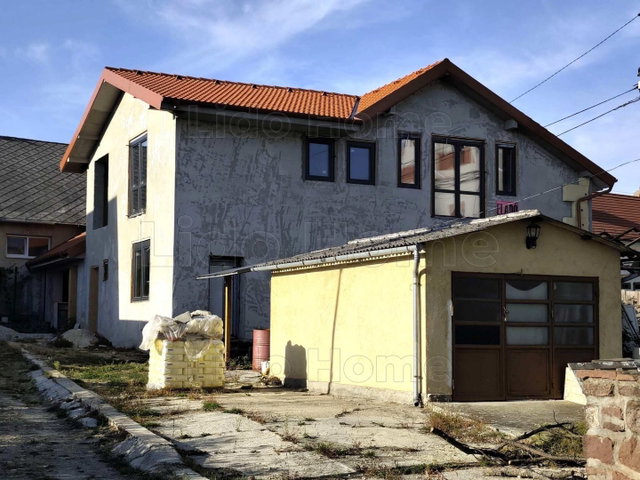 Eladó családi ház, Balatonalmádiban 170 M Ft, 13 szobás