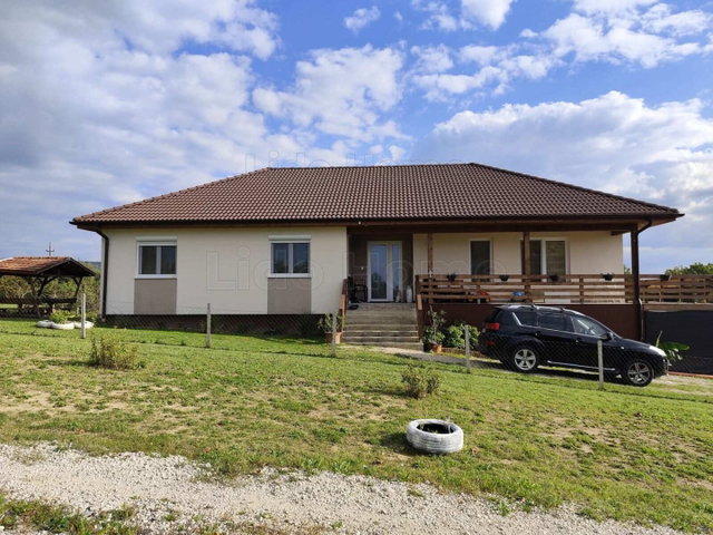 Eladó családi ház, Balatonbogláron 155 M Ft, 5 szobás