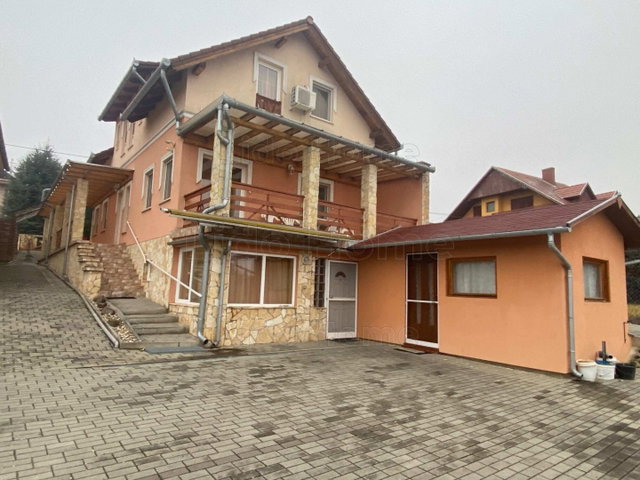 Eladó hotel, Zalakaroson 159.9 M Ft, 5 szobás