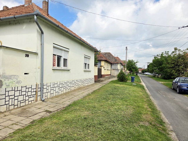 Eladó családi ház, Garán 16 M Ft, 4 szobás