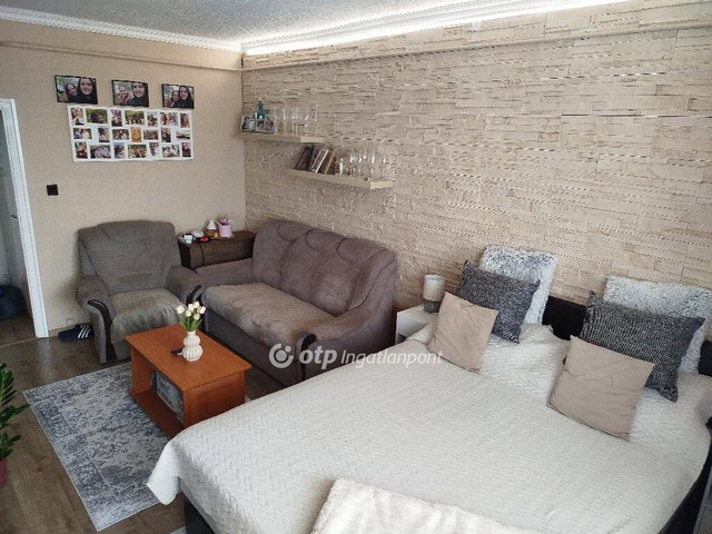 Eladó panellakás, Pápán 34.499 M Ft, 2 szobás