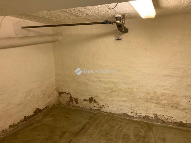 Eladó üzlethelyiség, Szekszárdon 13.5 M Ft, 3 szobás