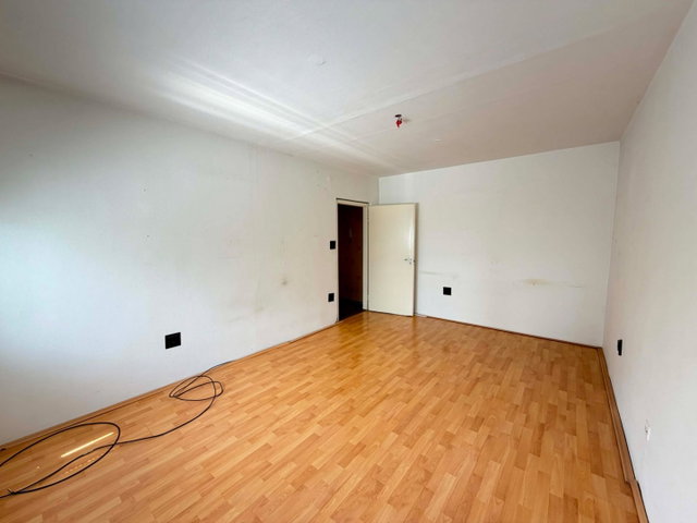 Eladó téglalakás, Komlón, Alkotmány utcában 29.9 M Ft
