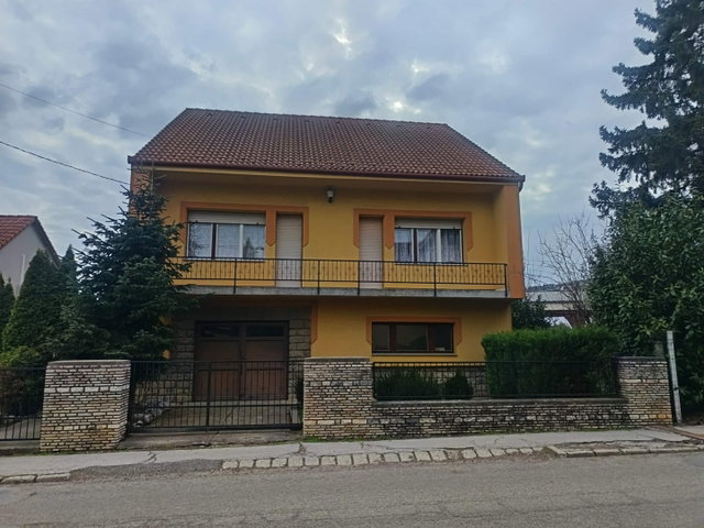 Eladó családi ház, Pécsett 115 M Ft, 4 szobás