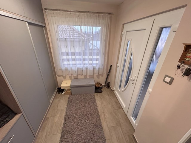 Eladó családi ház, Surdon 75.9 M Ft, 6 szobás
