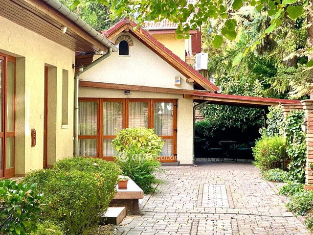 Eladó családi ház, Siófokon 280 M Ft, 7 szobás