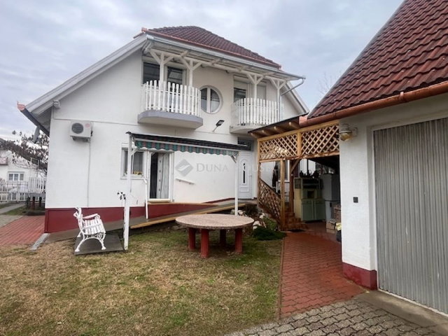 Eladó családi ház, Harkányban 120 M Ft, 8 szobás
