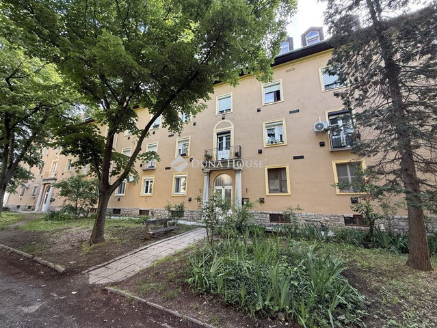 Eladó téglalakás, Pécsett, István utcában 26.5 M Ft, 2 szobás