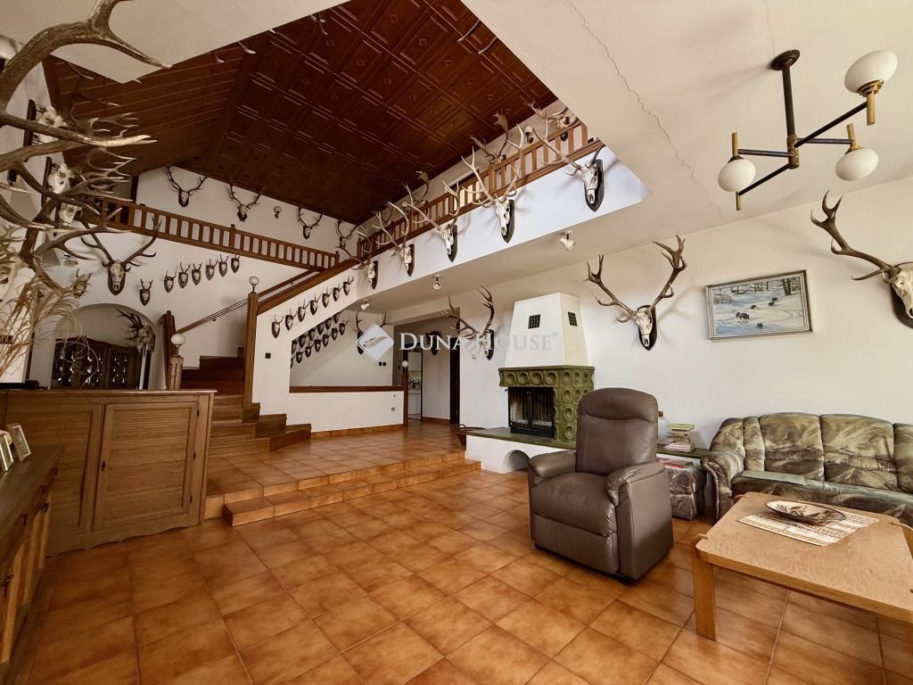 9 bed · 462m² · 147.000.000 ft