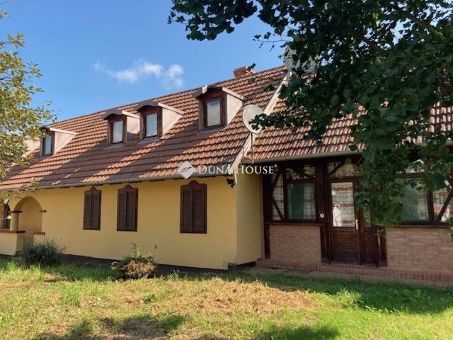 Eladó családi ház, Holládon 83.9 M Ft, 5 szobás