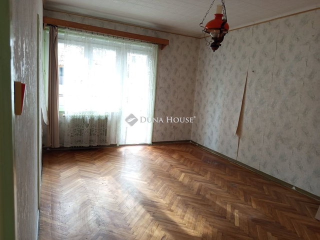 Eladó téglalakás, Komlón 18.5 M Ft, 1 szobás