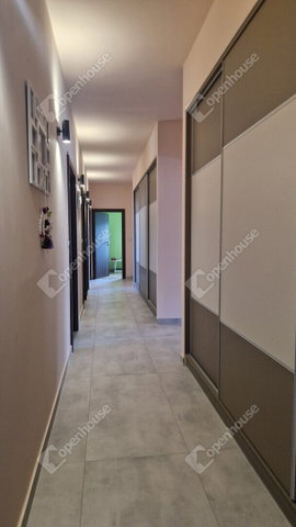 Eladó családi ház, Komáromban 450 M Ft, 7 szobás