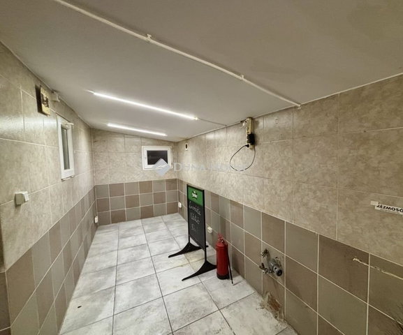 Eladó üzlethelyiség, Esztergomban 58.5 M Ft