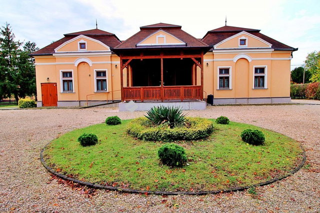 Eladó családi ház, Csépen 122 M Ft, 8 szobás