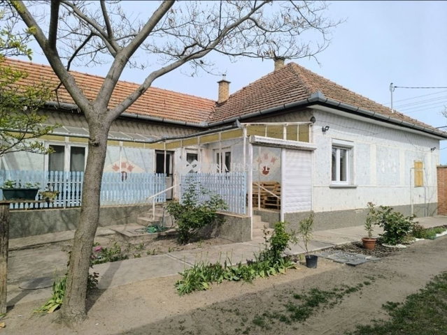 Eladó családi ház, Cegléden 70 M Ft, 4 szobás