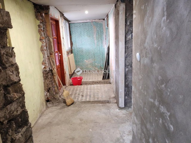 Eladó családi ház, Kisdombegyházon 8.5 M Ft, 3 szobás