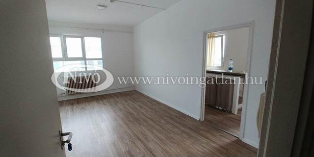 Eladó iroda, Veszprémben 21.6 M Ft, 2 szobás