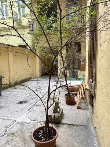 Eladó téglalakás, Budapesten, VI. kerületben, Nagymező utcában