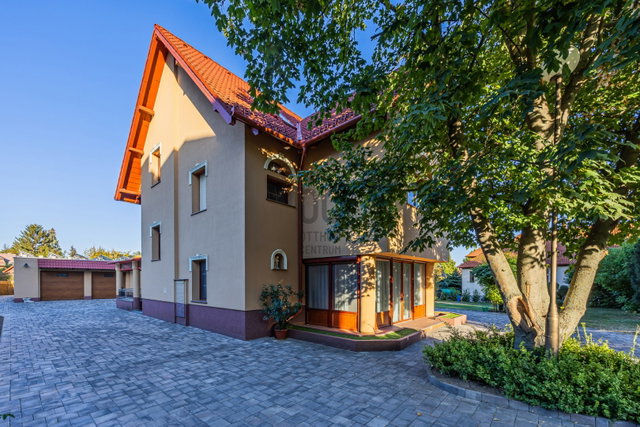 Eladó családi ház, Balatonalmádiban 338 M Ft, 12 szobás