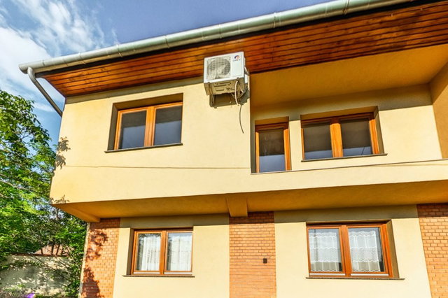 Eladó családi ház, Dunavecsén 130 M Ft, 7 szobás
