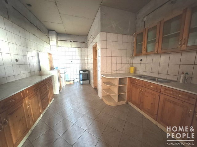 Eladó családi ház, Makón 53.2 M Ft, 7 szobás