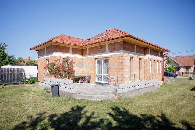 Eladó családi ház, Lébényben 89 M Ft, 6 szobás