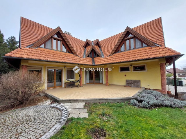 Eladó családi ház, Székesfehérvárott 194.9 M Ft, 5+2 szobás