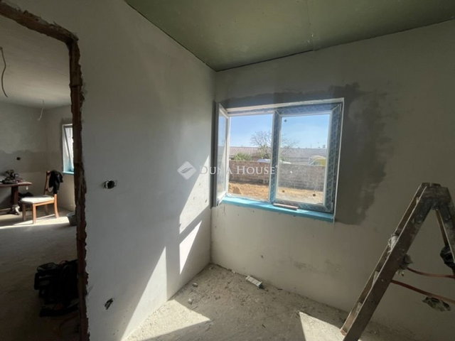 Eladó téglalakás, Pécsett 31 M Ft, 2 szobás