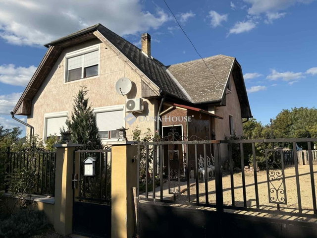 Eladó családi ház, Koroncón 74 M Ft, 5 szobás