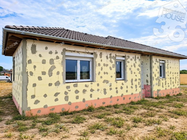 Eladó családi ház, Kunszálláson 88.9 M Ft, 4 szobás