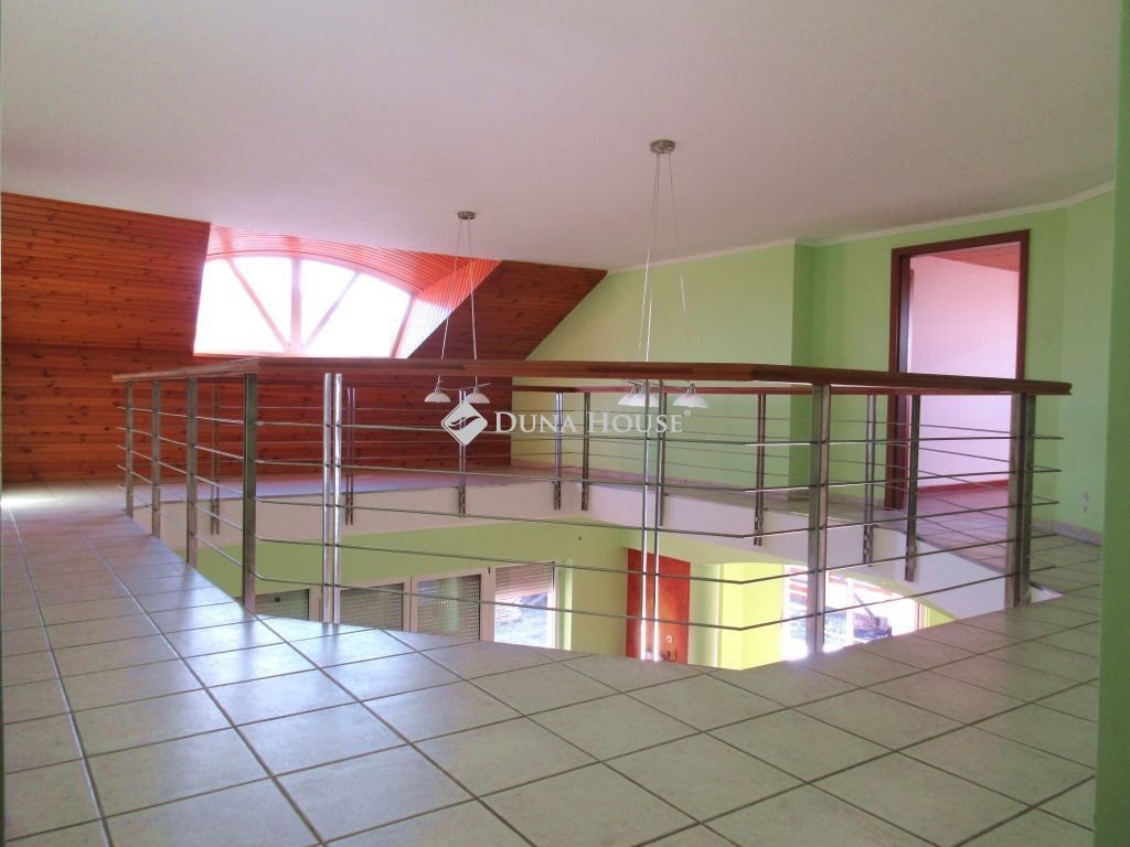 8 bed · 650m² · 260.000.000 ft