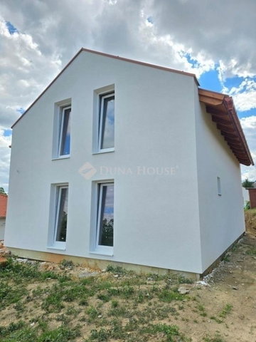 Eladó családi ház, Pécsett 149.9 M Ft, 5 szobás