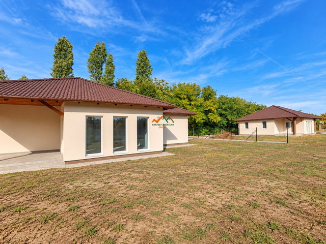 Eladó ikerház, Kiskunlacházán 89.9 M Ft, 4 szobás