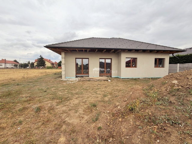Eladó ikerház, Szombathelyen 127 M Ft, 5 szobás
