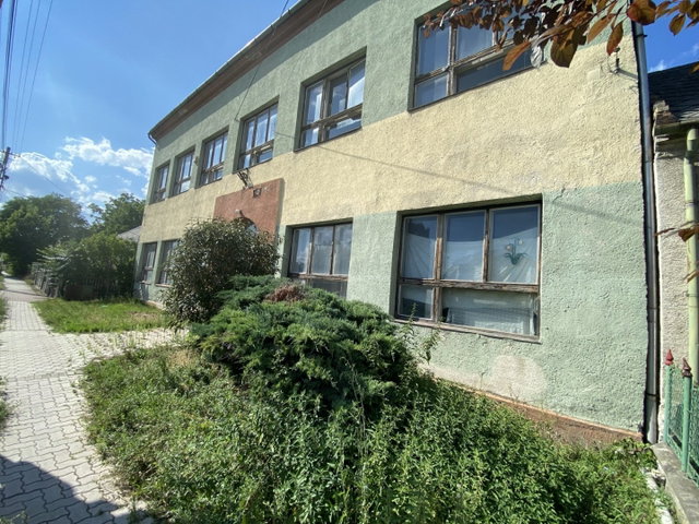 Eladó családi ház, Komáromban 85 M Ft, 6 szobás